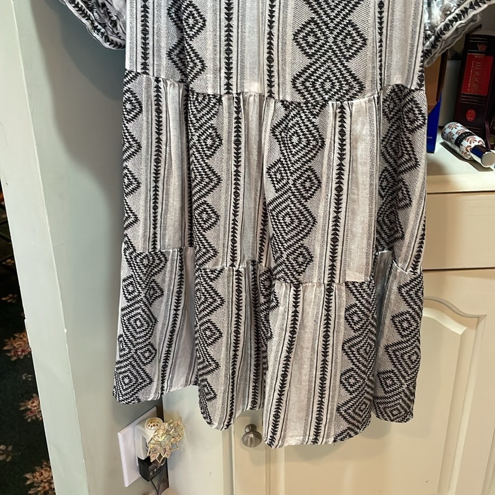 💚🆕 Velvet | Short Sleeve Aztec Print Dress 👗 Size Large. NWT. Pretty Style. - Picture 5 of 9
